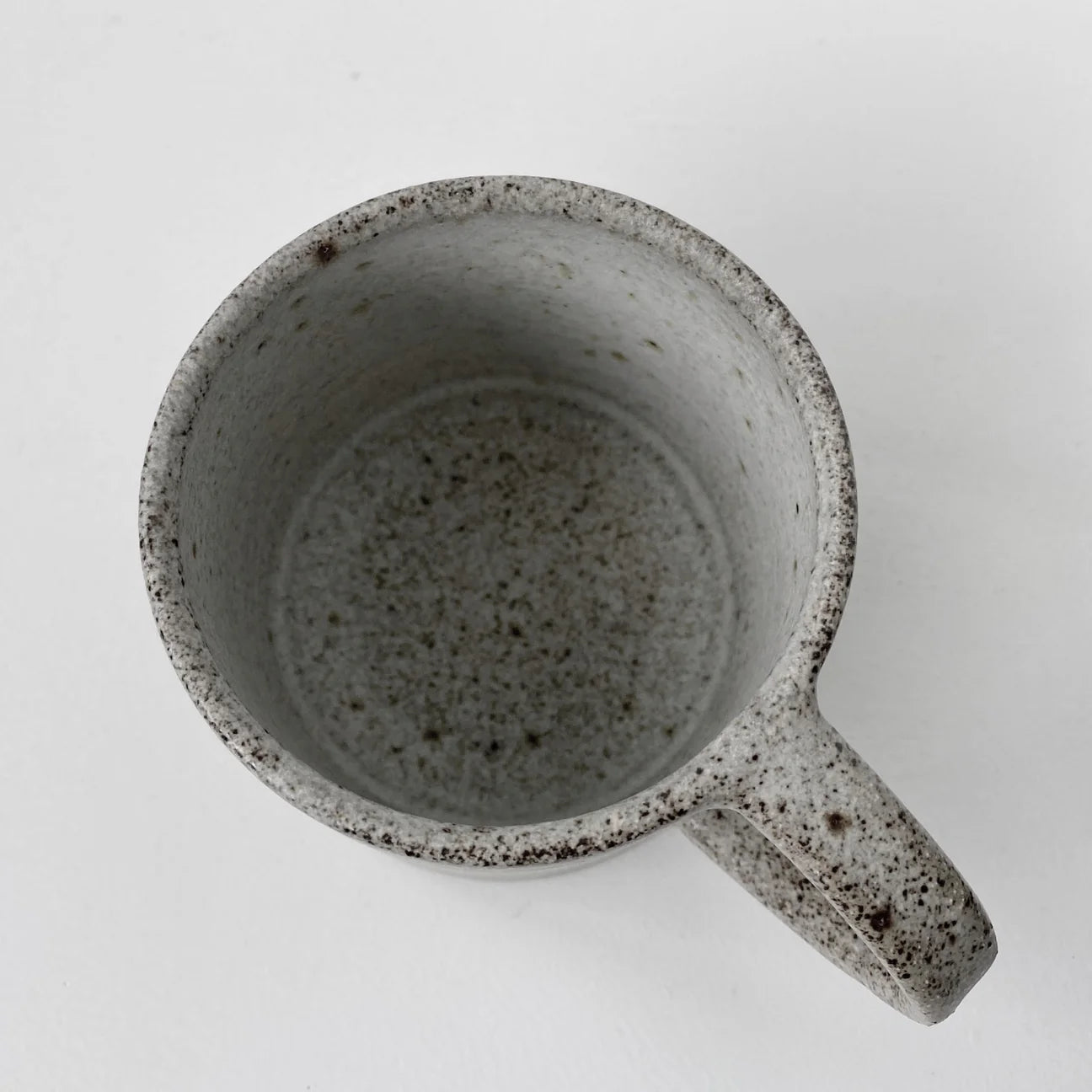 Grey mug with a large handle - Viki Weiland