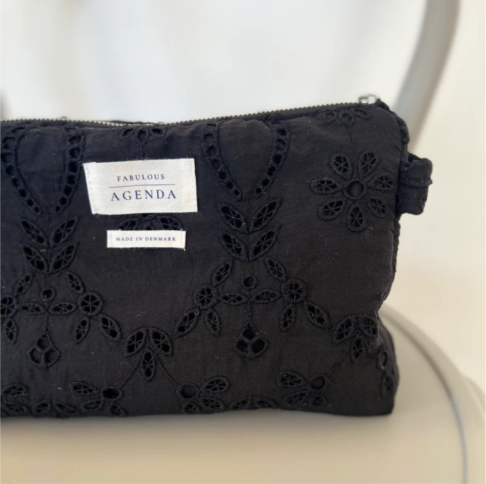 Pouch, sort, broderet - Fabulous Agenda