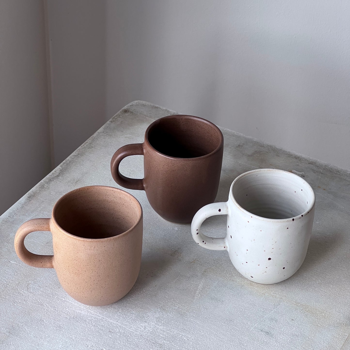 Oktober Høj kop, Latte - Julie Damhus Studio