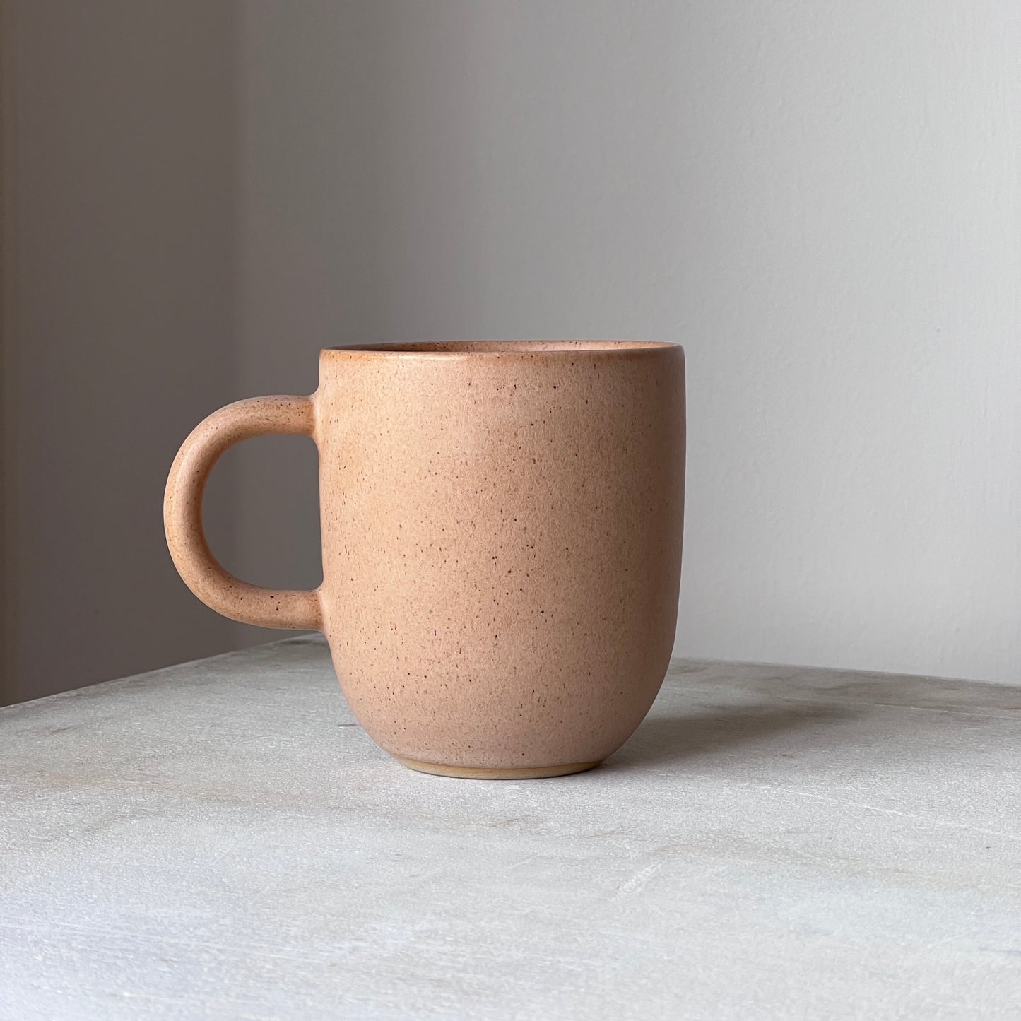 Oktober Høj kop, Latte - Julie Damhus Studio