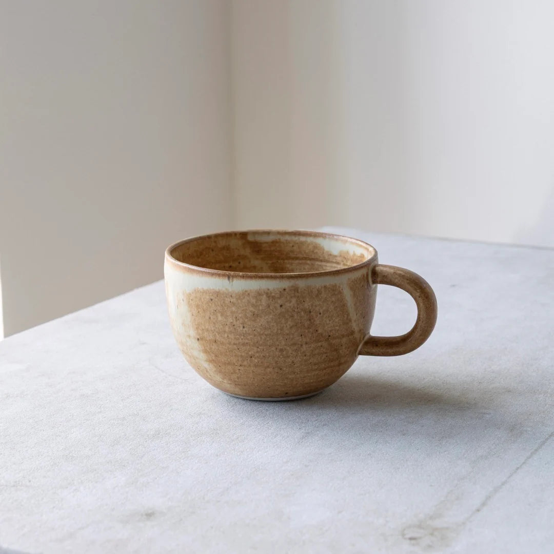 Oktober Tekop, Brun - Julie Damhus