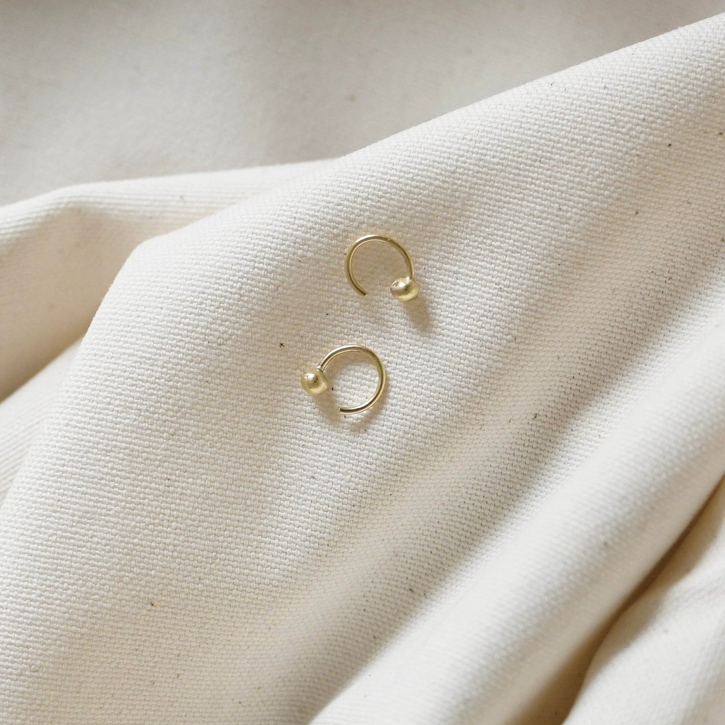 Ørering i 14 karat guld, PETITE SPHÈRE GOLD EARRING - Sienna Rousseau