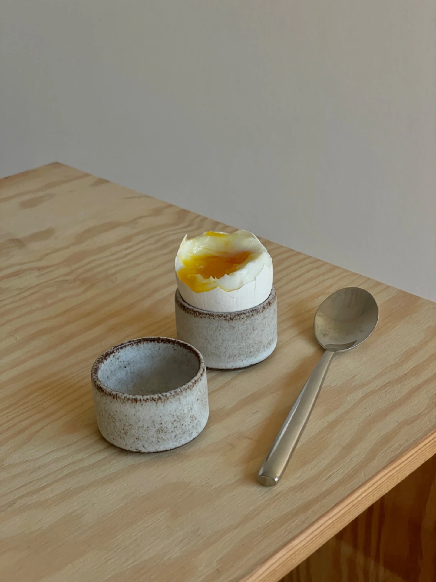 “Grey moon” æggebæger - Handmade by Marle