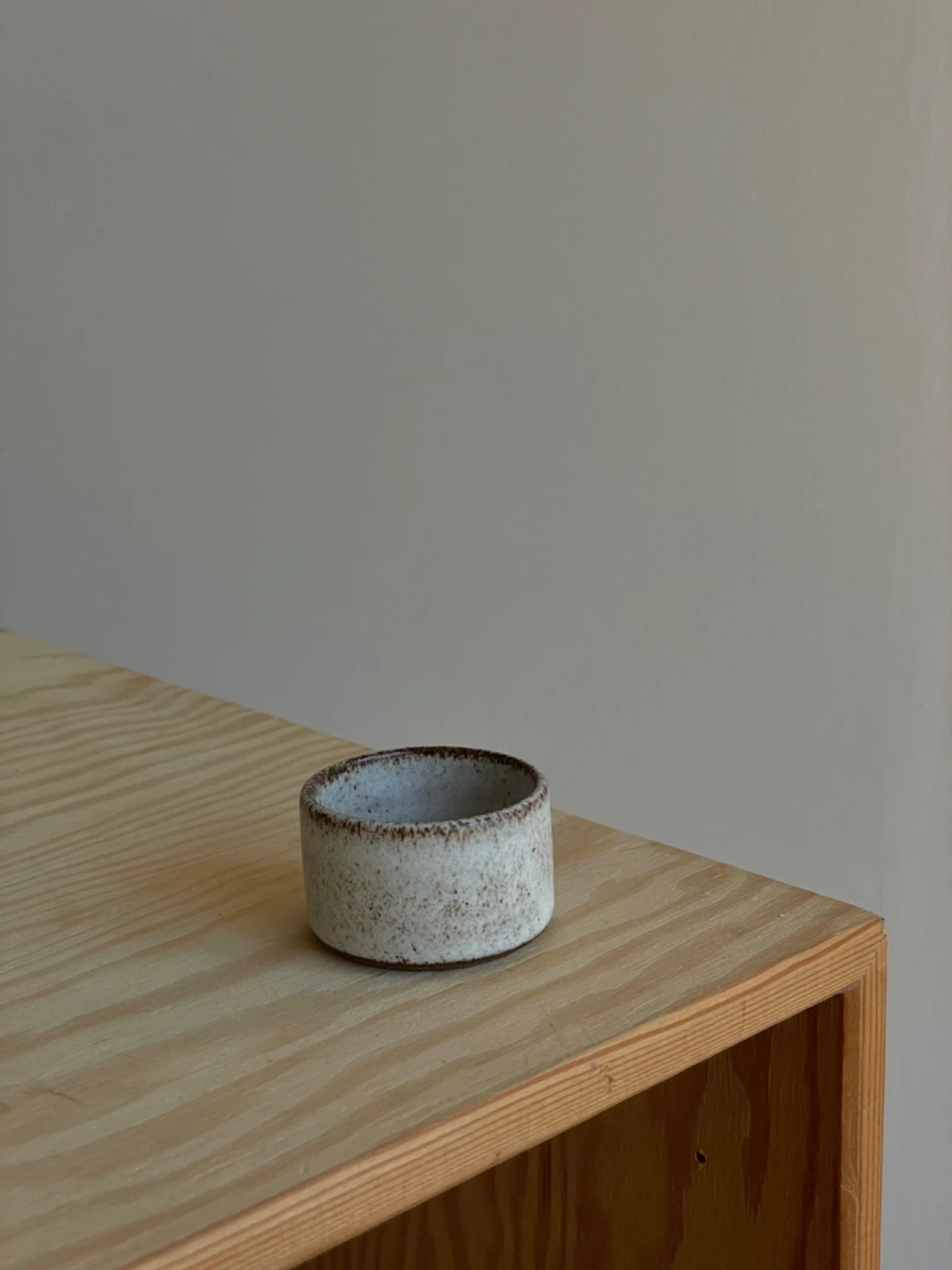 “Grey moon” æggebæger - Handmade by Marle