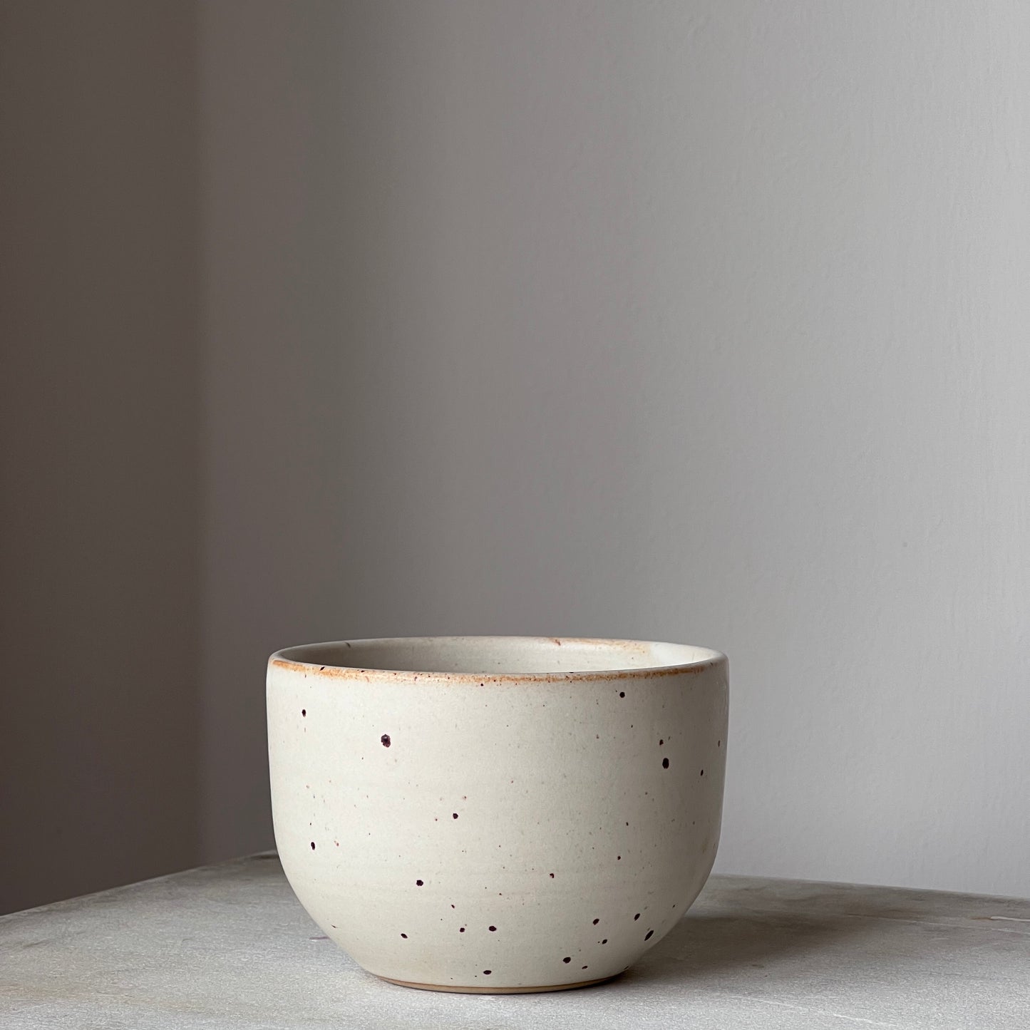 Oktober Skål Rund, Flat White - Julie Damhus Studio