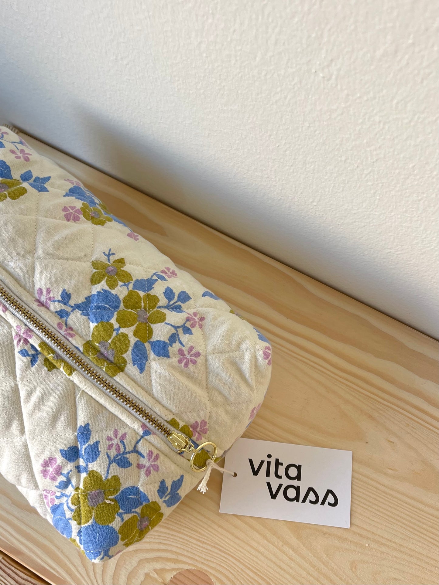 Toilettaske/makeuppung/penalhus, Hvid m. Blå/oliven/lilla blomst - Vita Vass