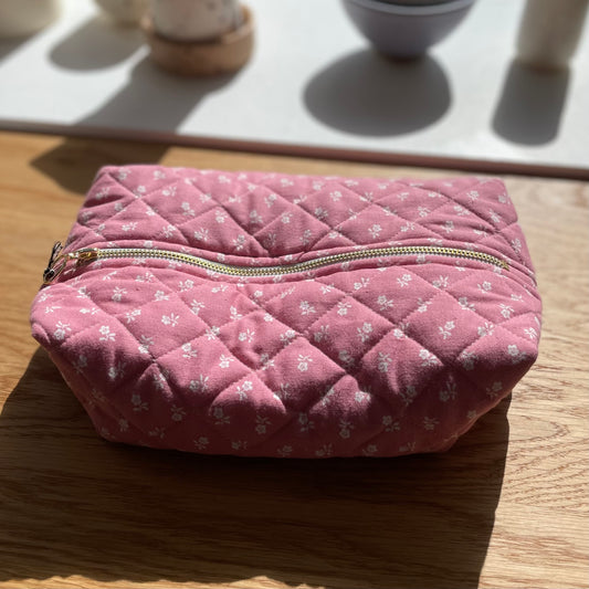 Toilettaske/makeuppung/penalhus, Lyserød m. Hvid blomst - Vita Vass