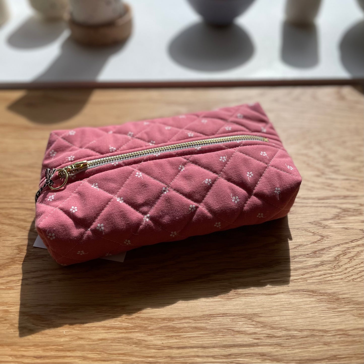 Toilettaske/makeuppung/penalhus, Pink m. Hvid blomst - Vita Vass
