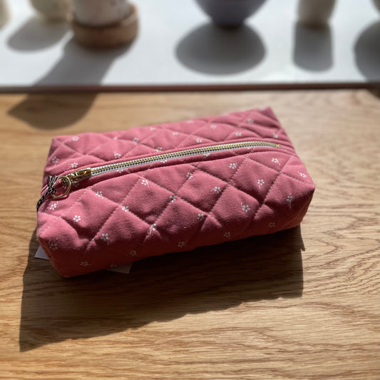 Toilettaske/makeuppung/penalhus, Pink m. Hvid blomst - Vita Vass