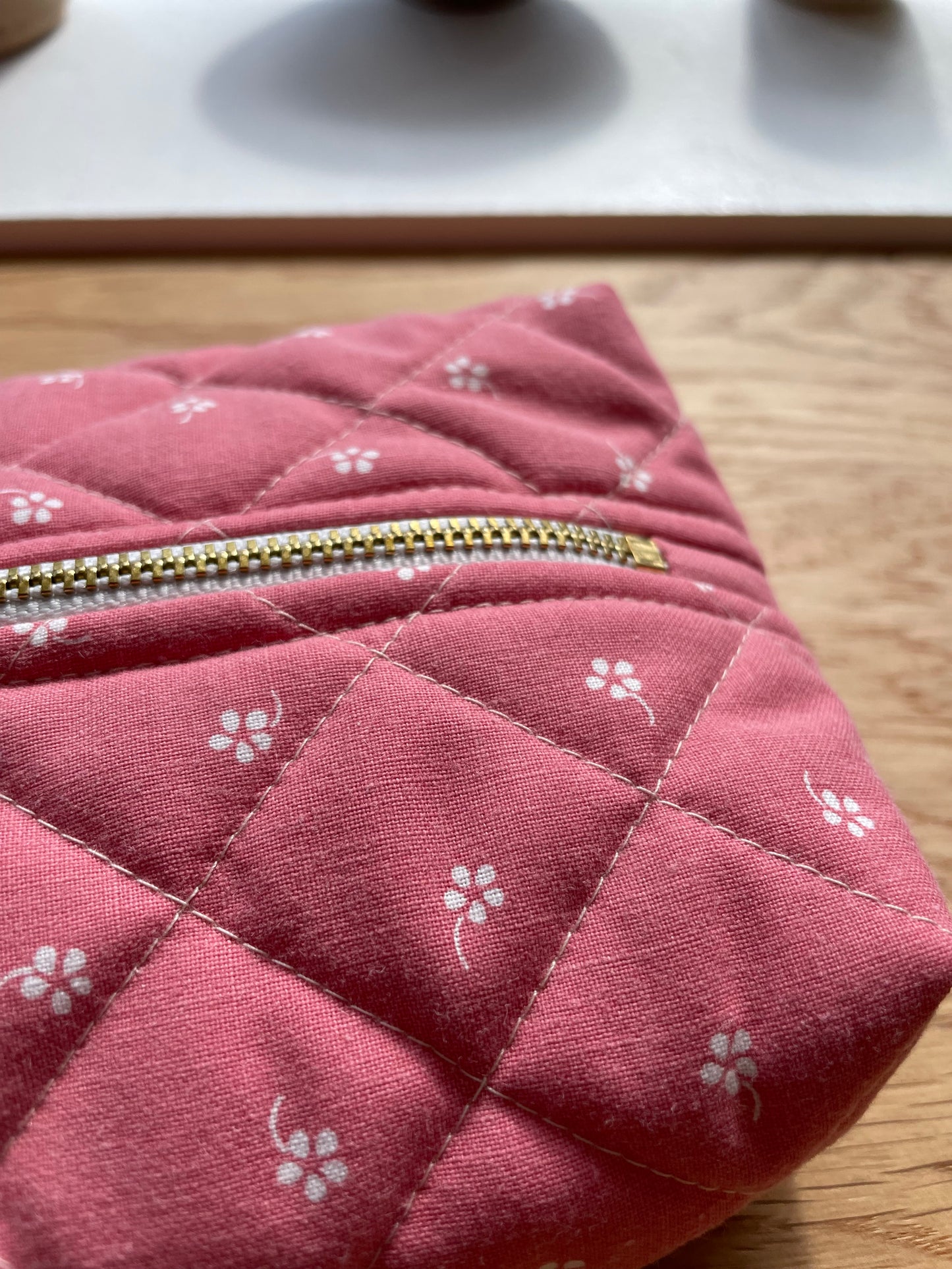 Toilettaske/makeuppung/penalhus, Pink m. Hvid blomst - Vita Vass