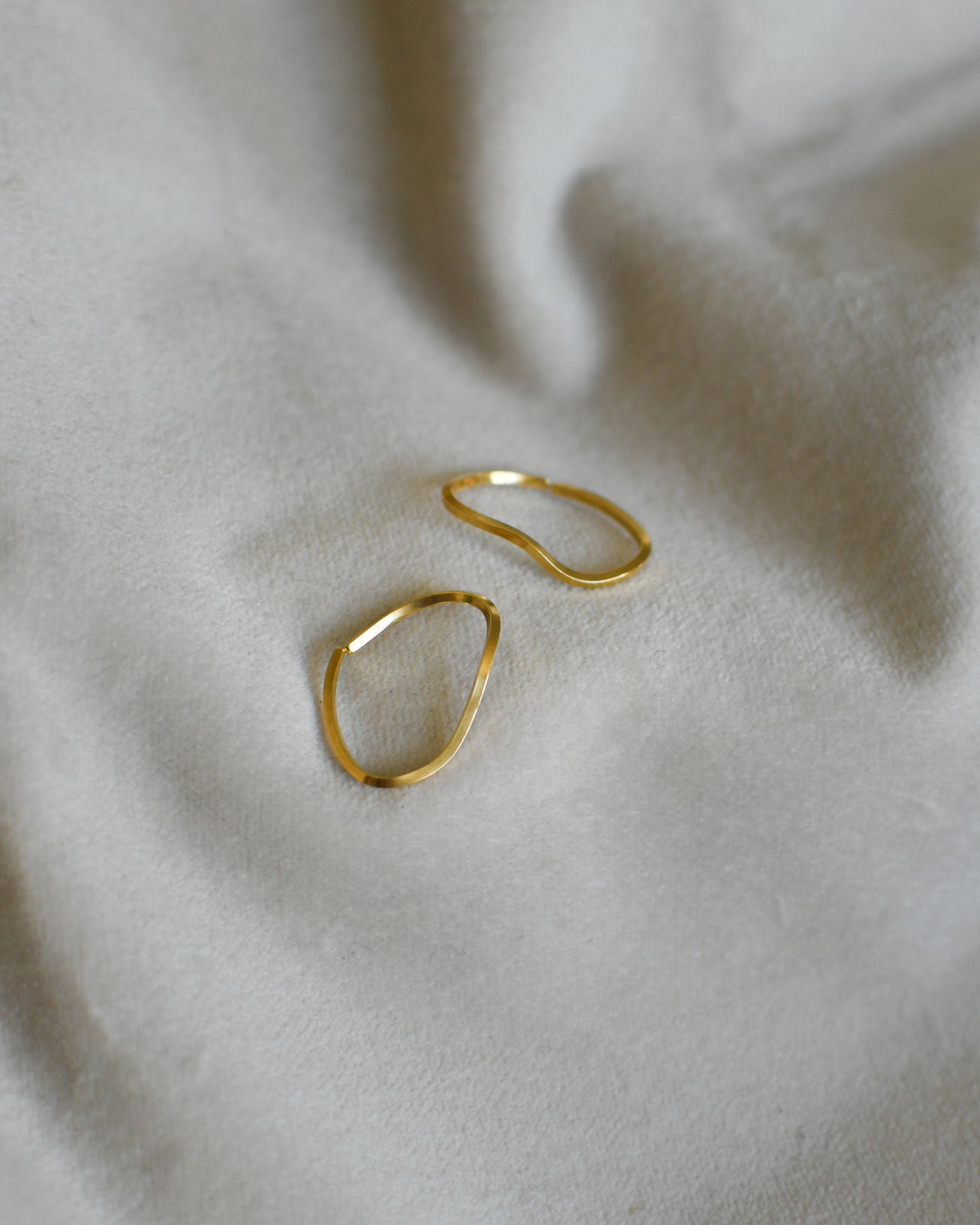 Øreringe i 14 karat guld, Petite Vague Hoops - Sienna Rousseau