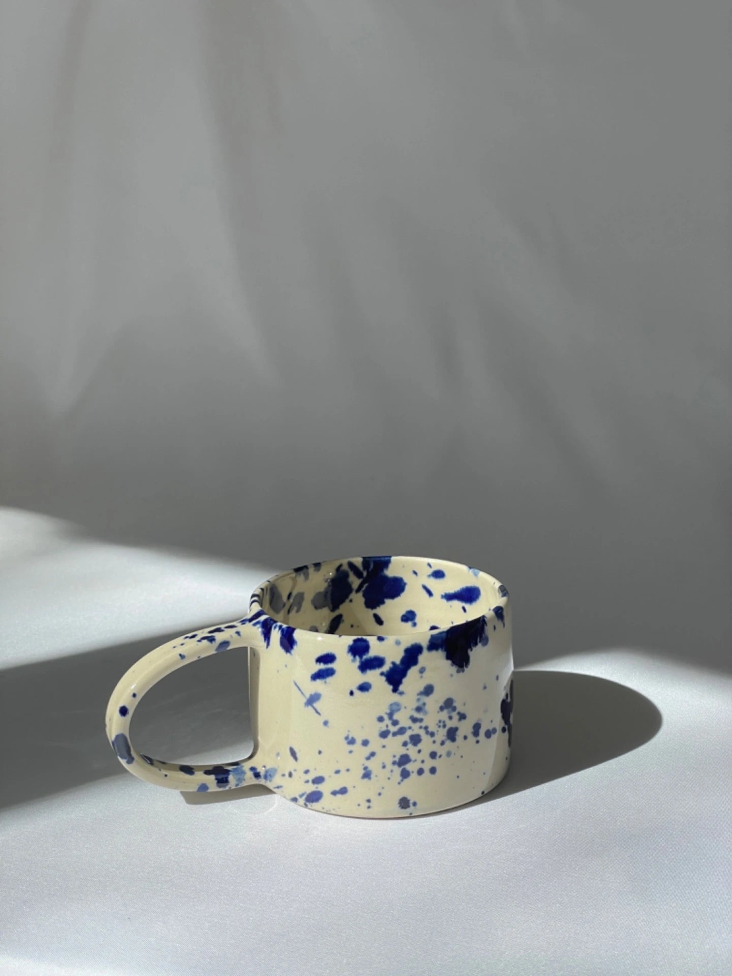 "Blue ink" Kop med hank - Handmade by Marle