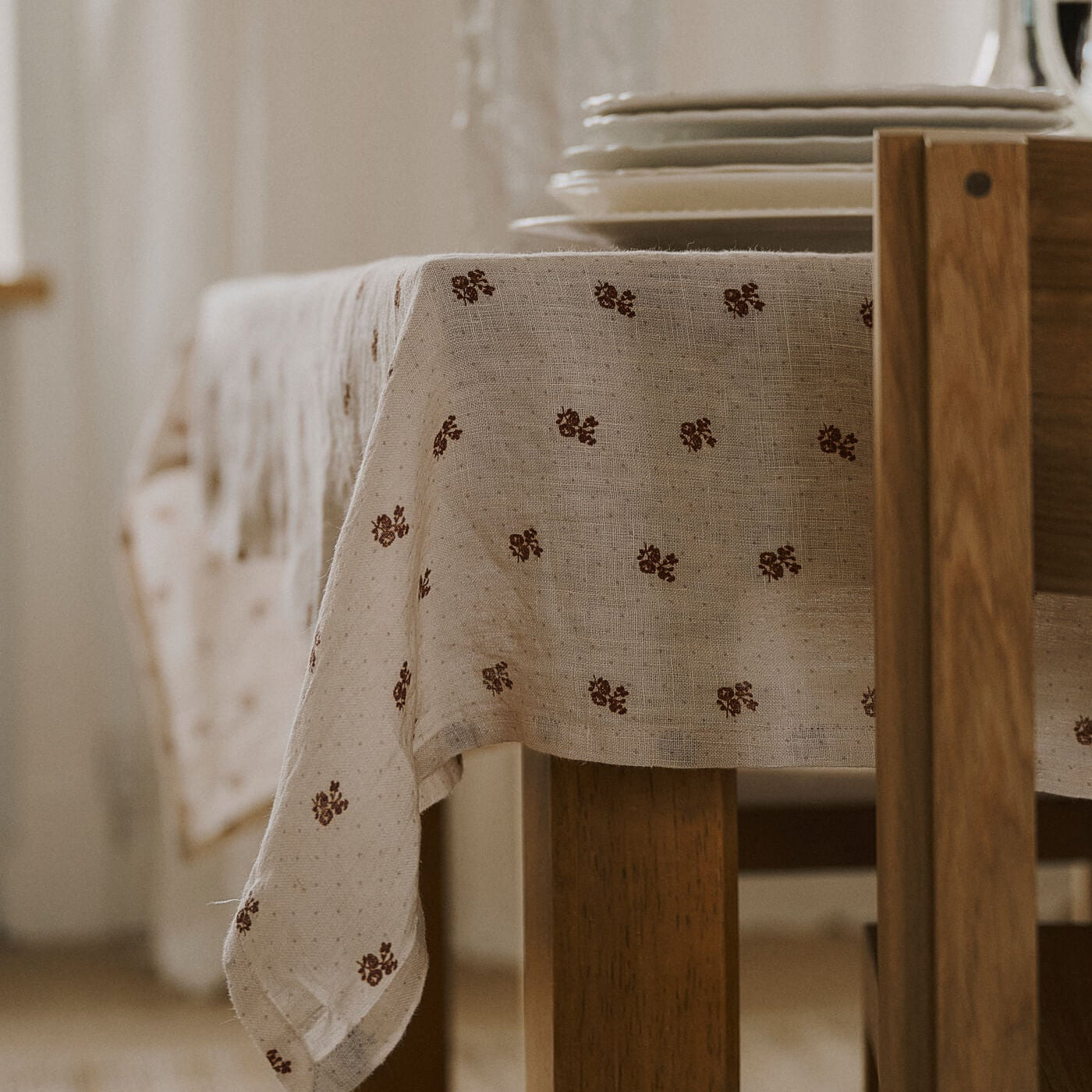 Savage Table Cloth, 140x140 - Anne Mi
