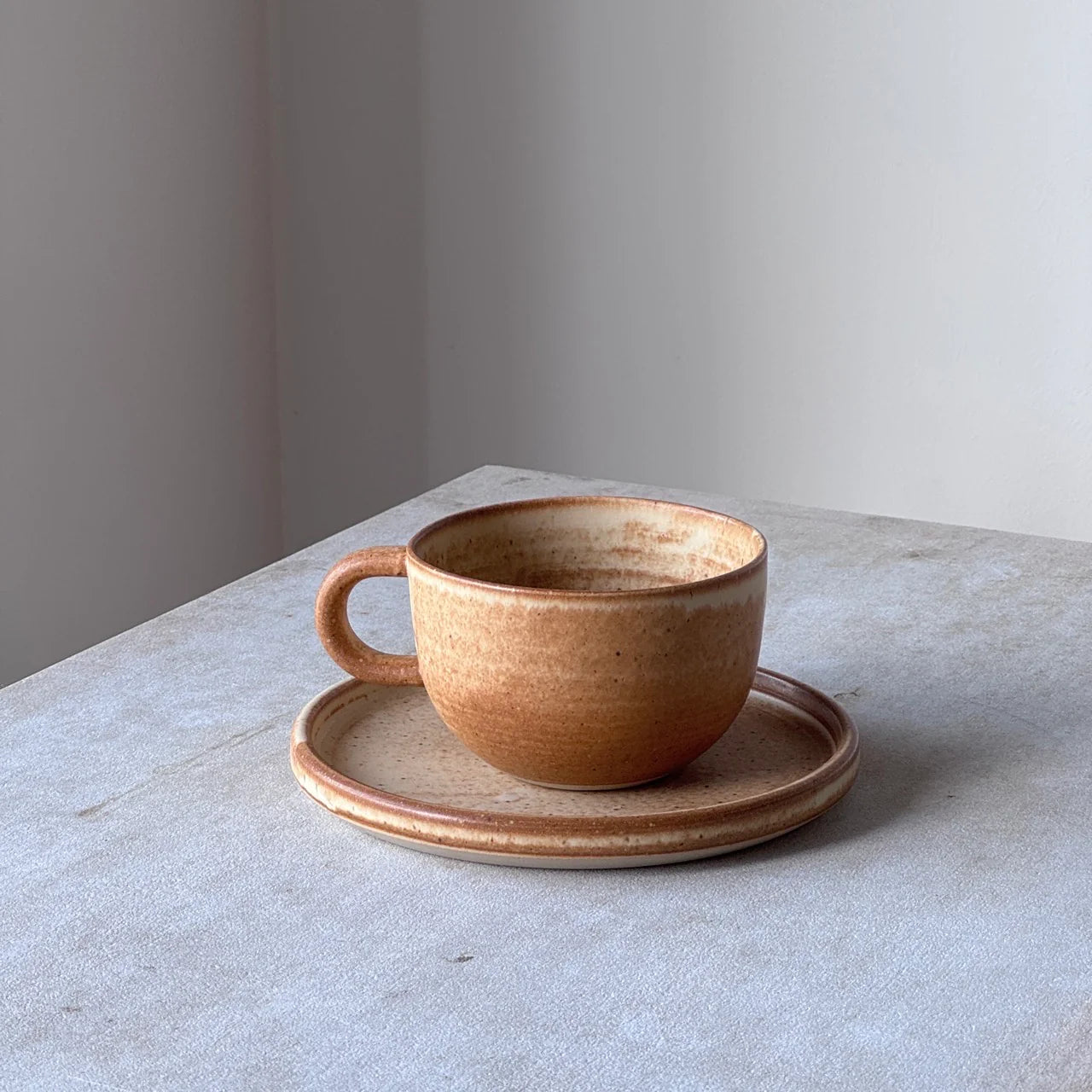 Oktober Tekop, Brun - Julie Damhus