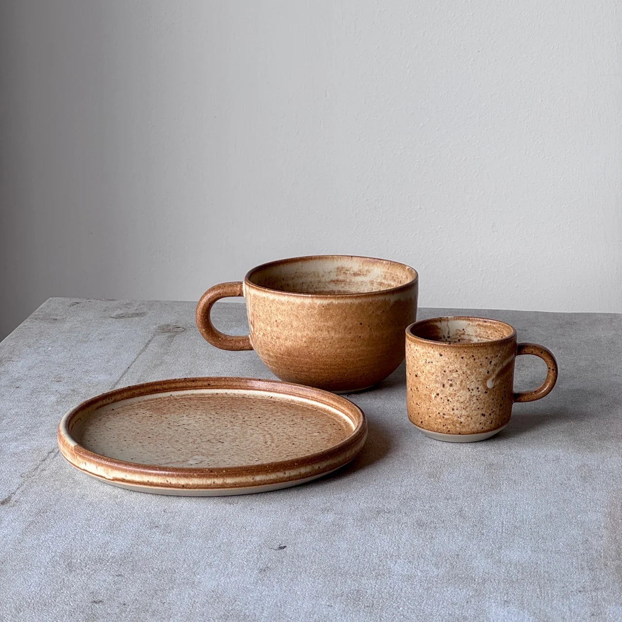 Oktober Tekop, Brun - Julie Damhus