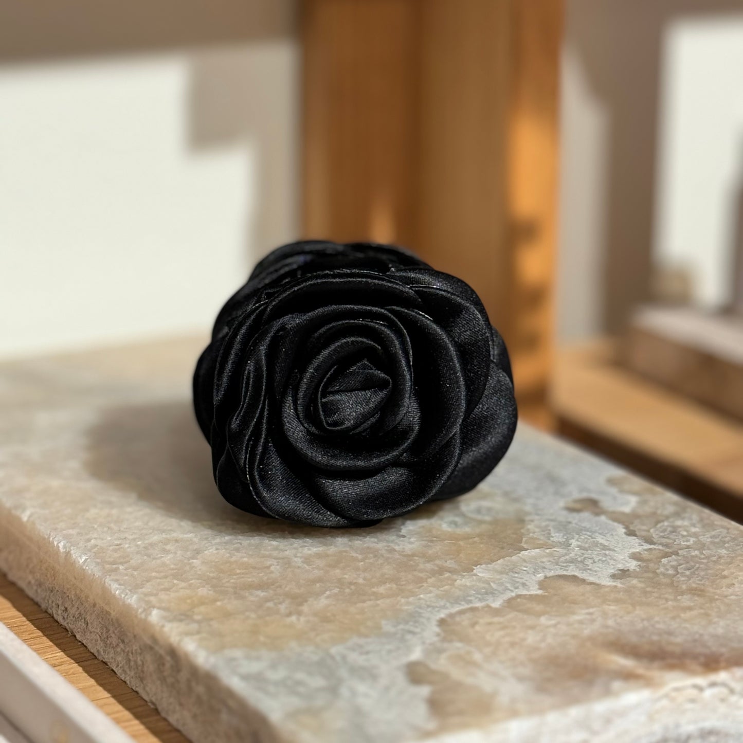 Small Satin Rose Klemme, black - Pico