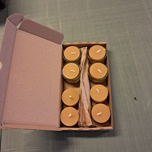 Fyrfadslys af bivoks MIX, 4 styk i glas og 4 refill  - Bistad Aarhus