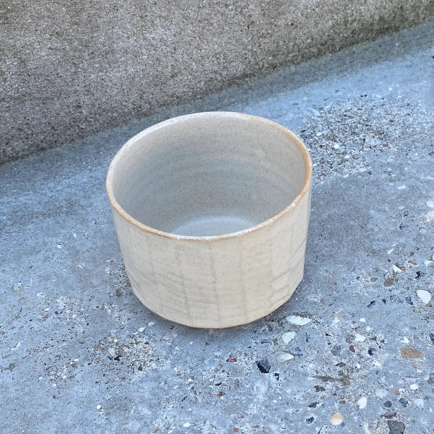 Facet kop - Råhvid glasur (Helle Dahl Keramik)