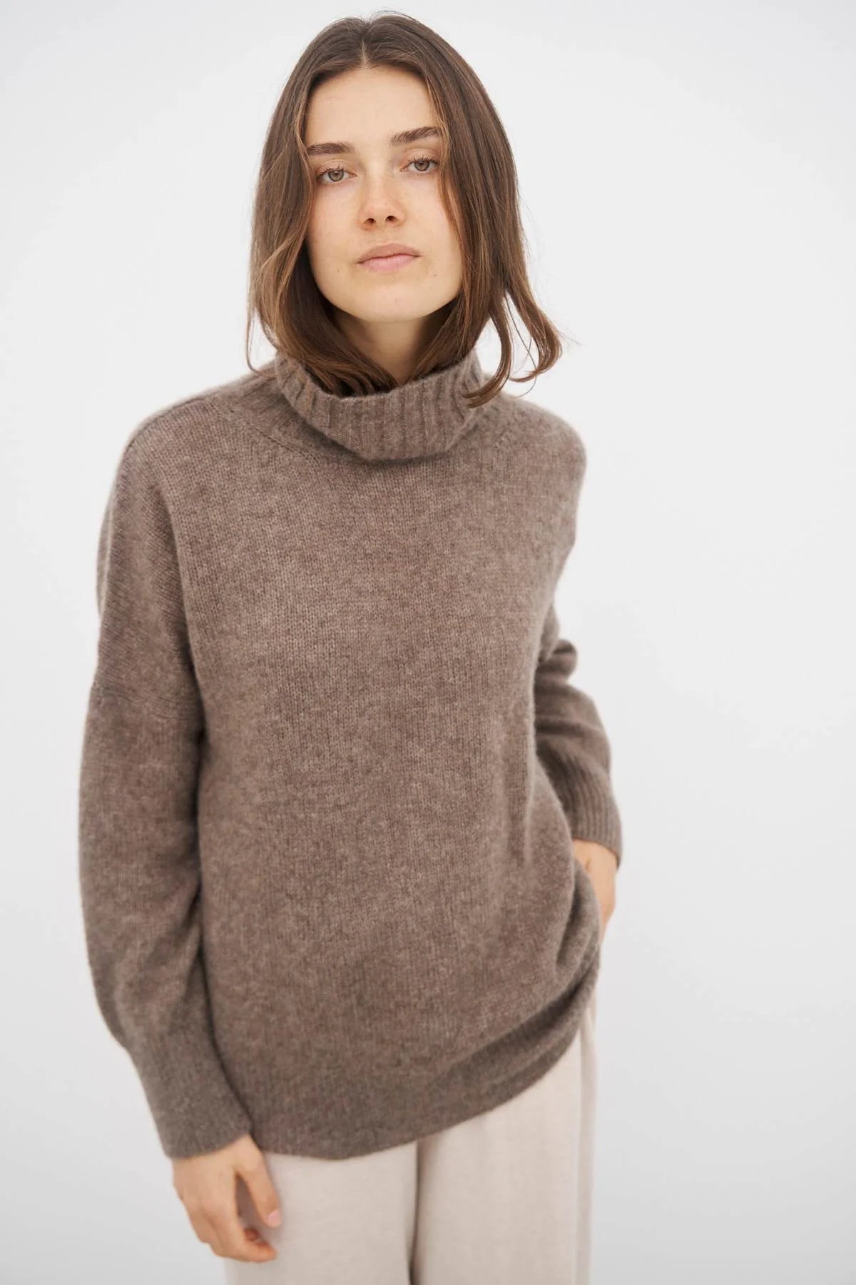 HANNE RULLEKRAVESWEATER - HAZELNUT