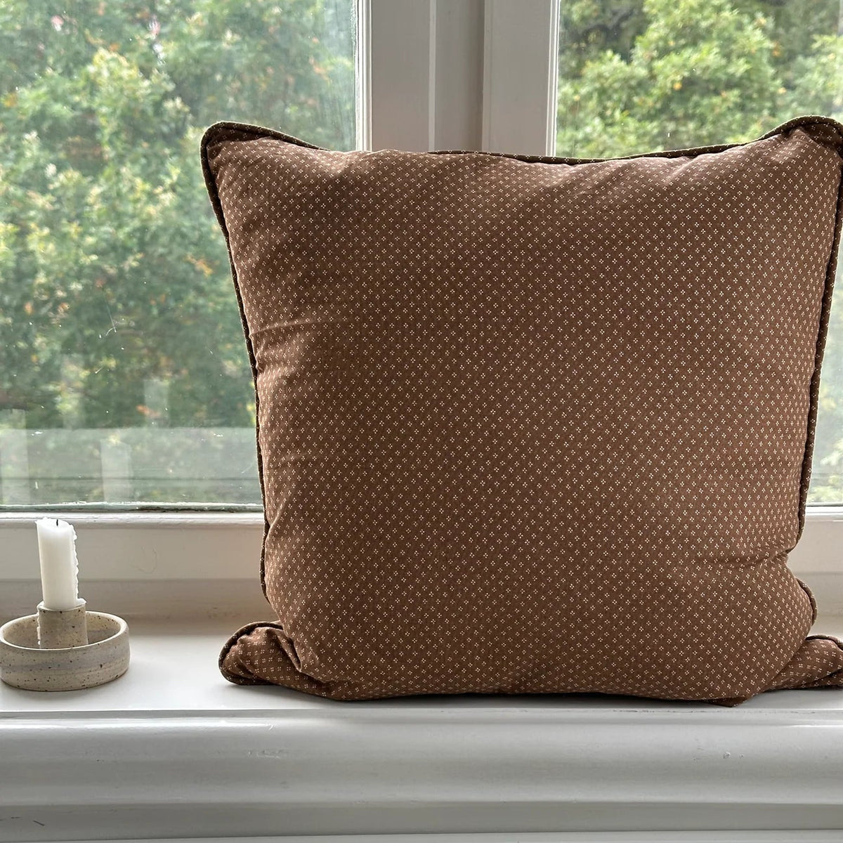 JOU piping cushion 45x45 cm - brown dots