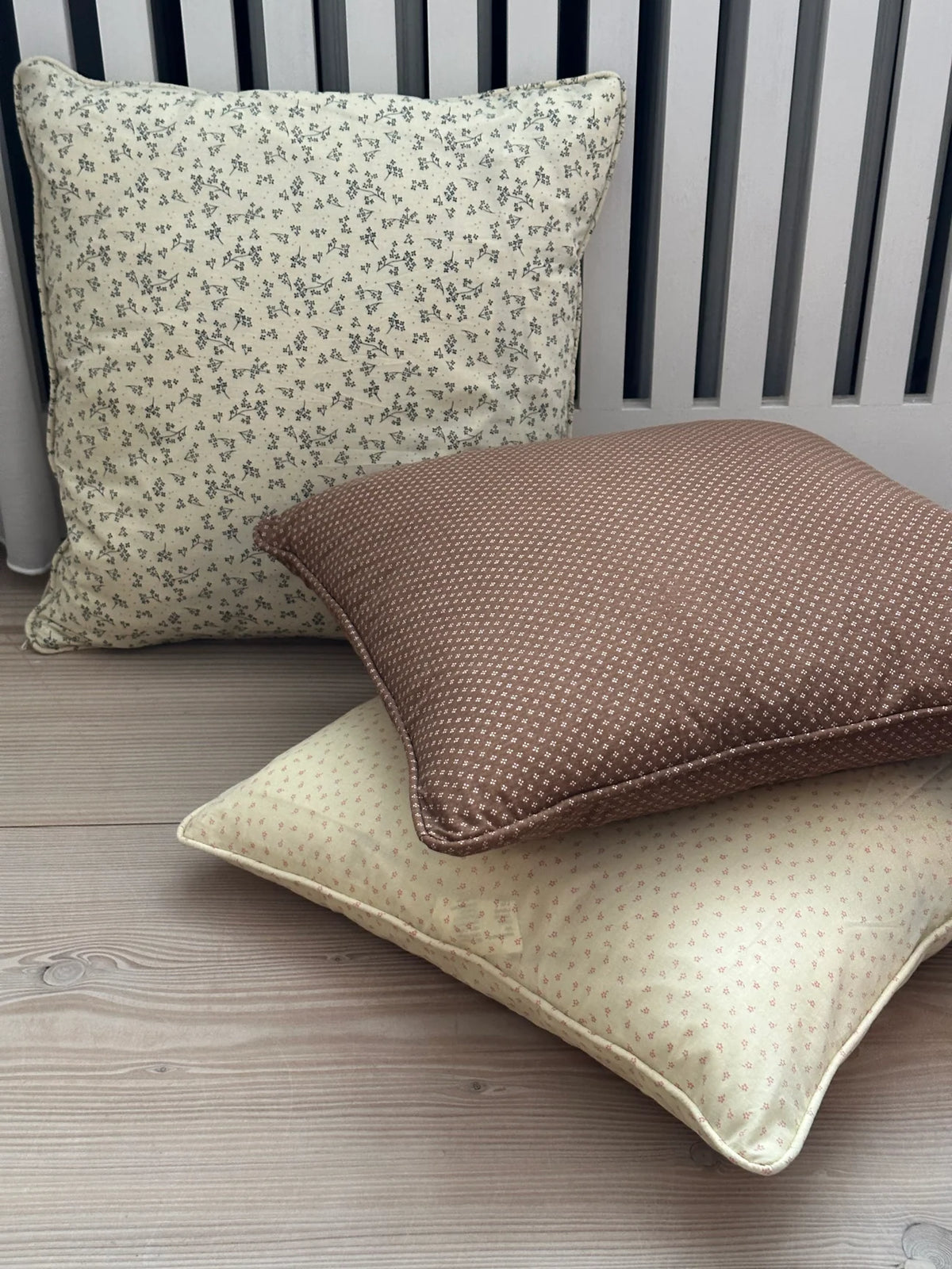 JOU piping cushion 45x45 cm - brown dots