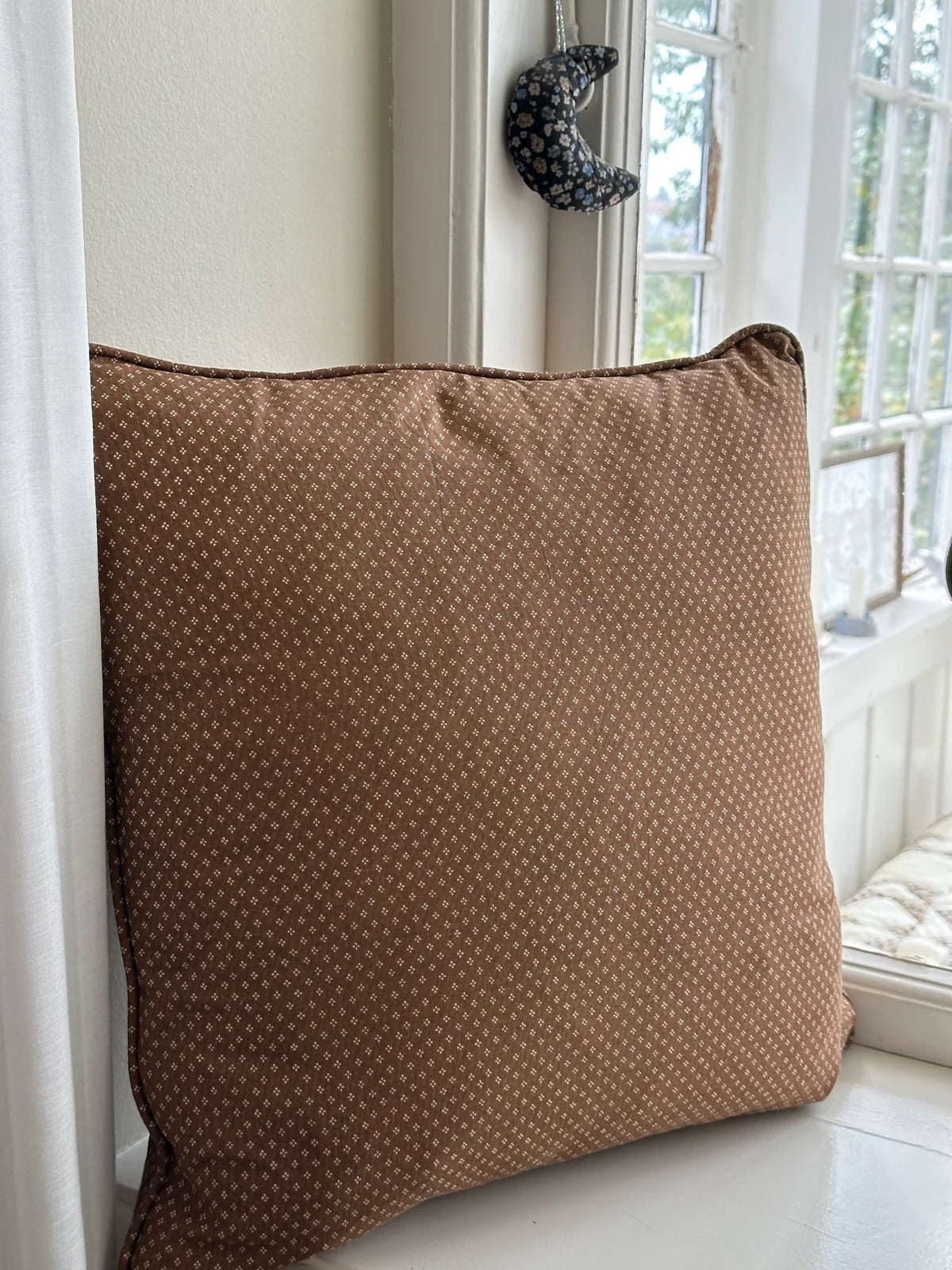 JOU piping cushion 45x45 cm - brown dots