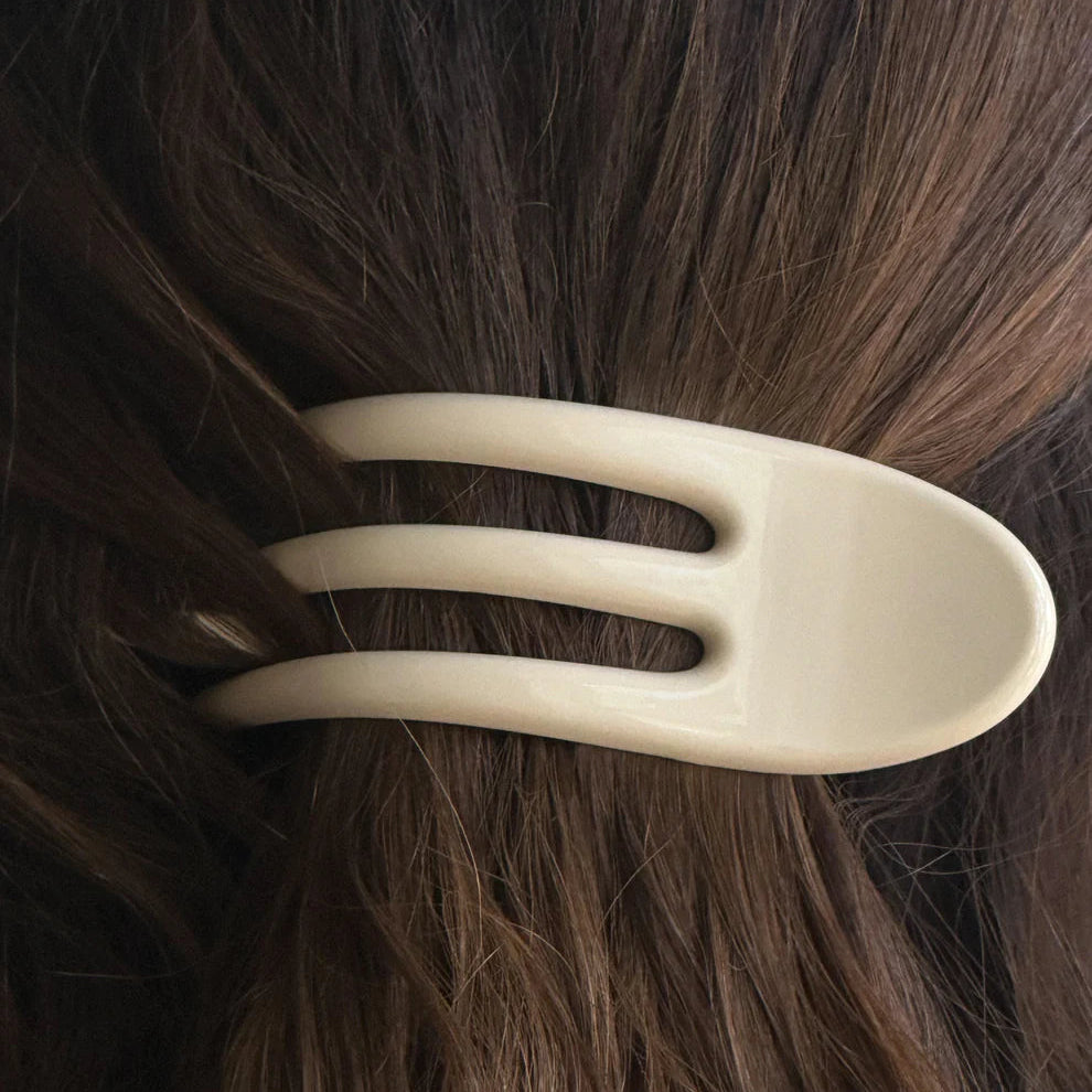 Julie Flat Claw, Nata
