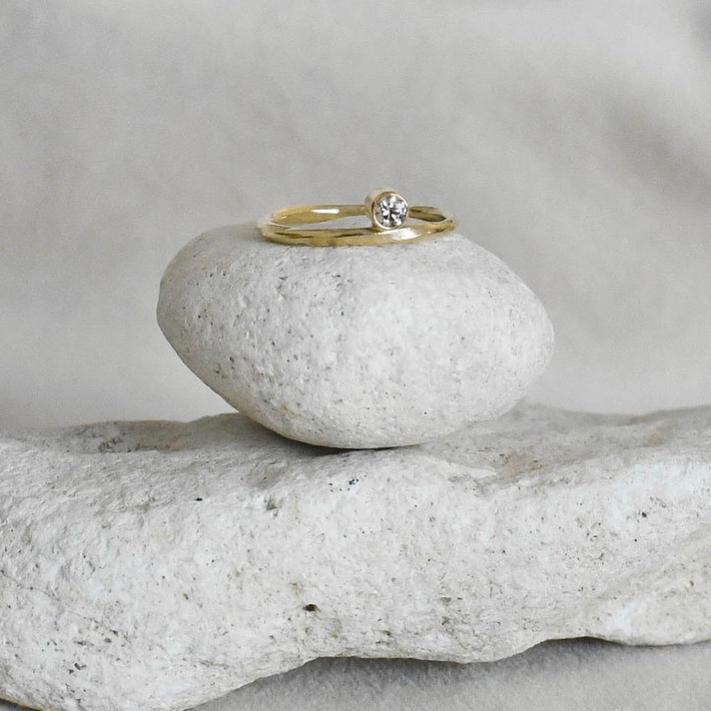 Guld ring i 14 karat med diamant, LA JOLIE GOLD RING - Sienna Rousseau