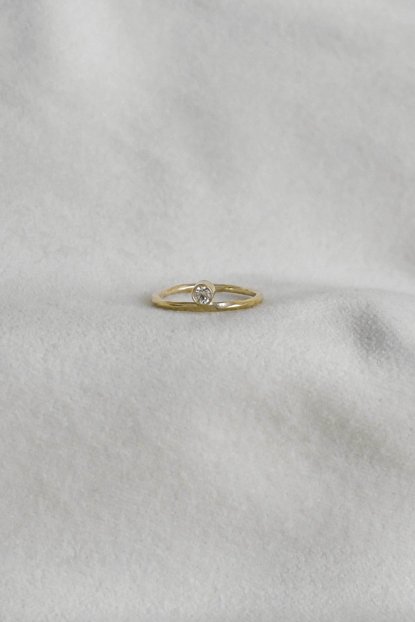 Guld ring i 14 karat med diamant, LA JOLIE GOLD RING - Sienna Rousseau